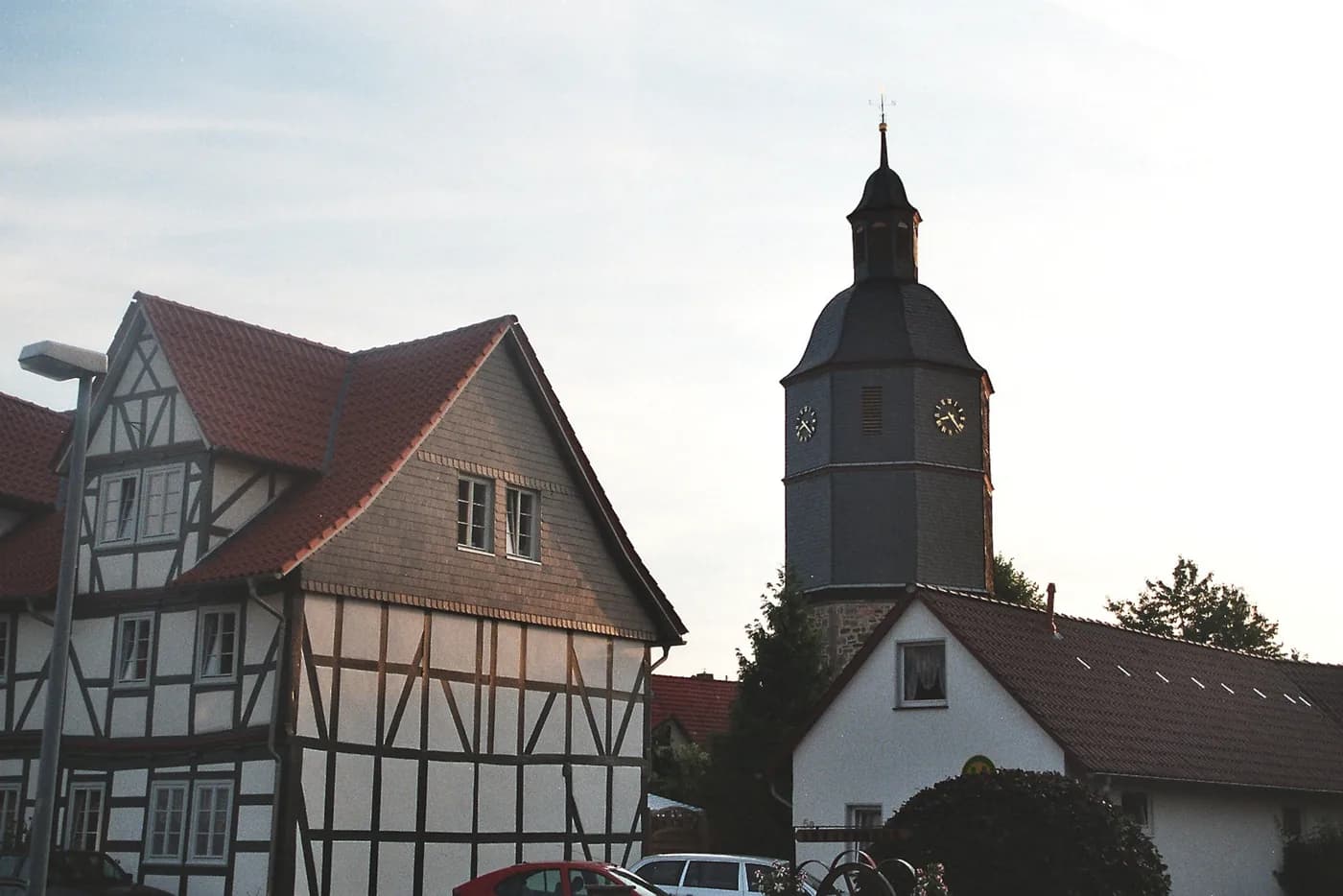 Ortsansicht von Lutterberg in Staufenberg mit Fachwerkhaus und Kirchturm