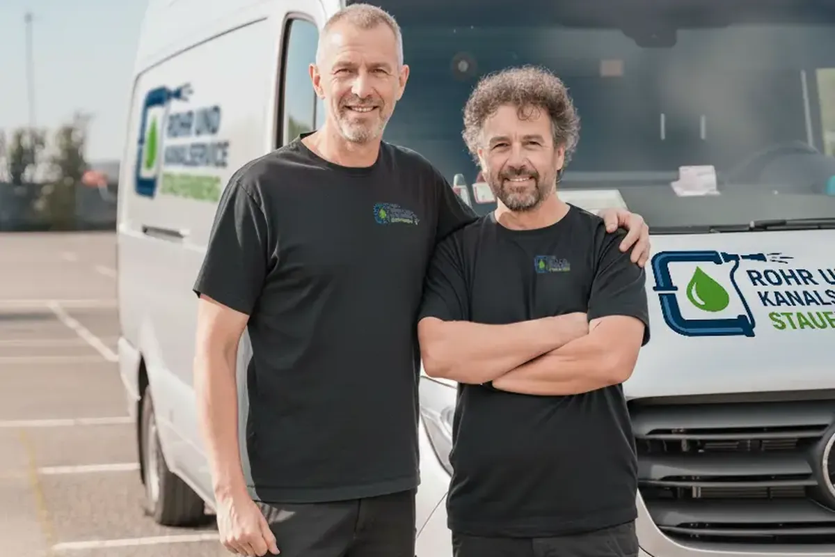 Team der Rohr- und Kanalservice Staufenberg vor dem Einsatzfahrzeug