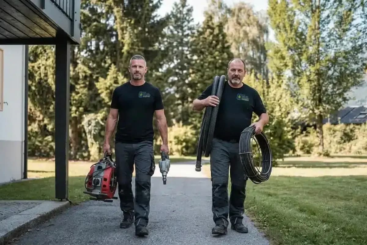 Techniker der Rohr- und Kanalservice Staufenberg im Einsatz