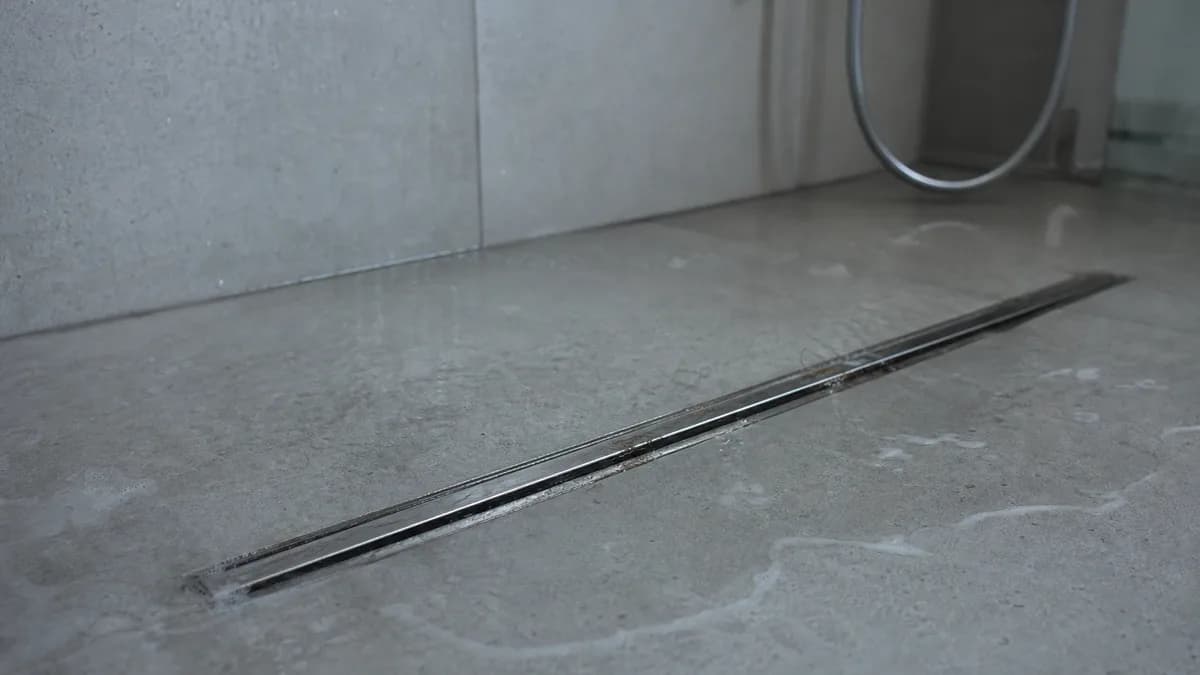 Bodengleiche ebenerdige Dusche mit flachem Ablauf, in dem Wasser nur langsam abläuft